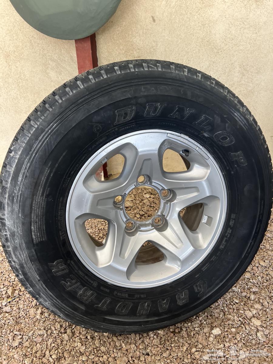 Undercarriage and agency with a set of Dunlop tires63057854541314114