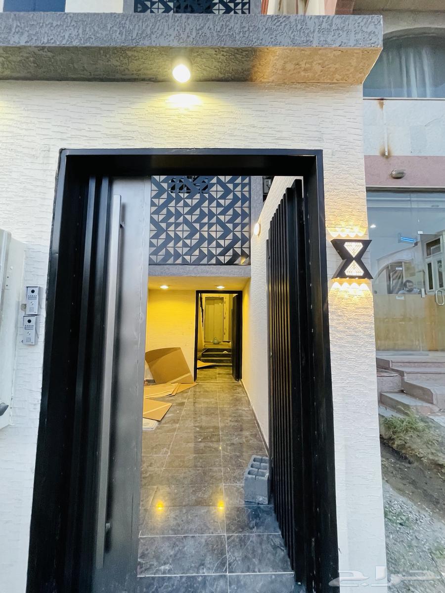 Upper residential units with elevator access, located in a prime location amidst services62889408532483111