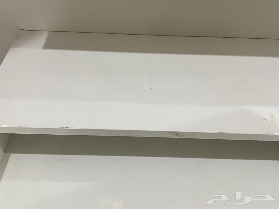 A table with a mirror, lightly used, with only one scratch.63040784067459114