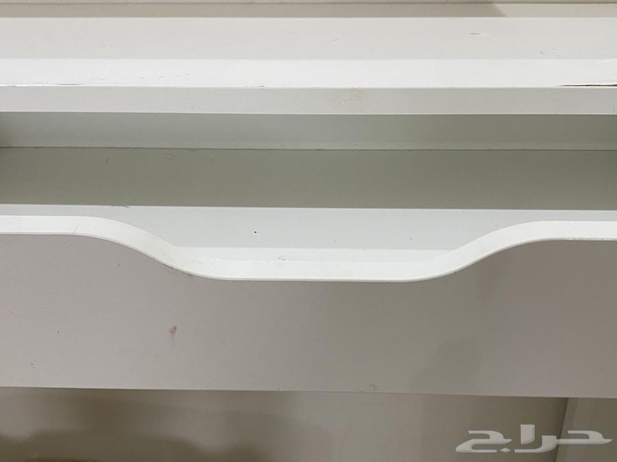 A table with a mirror, lightly used, with only one scratch.63040784067459111
