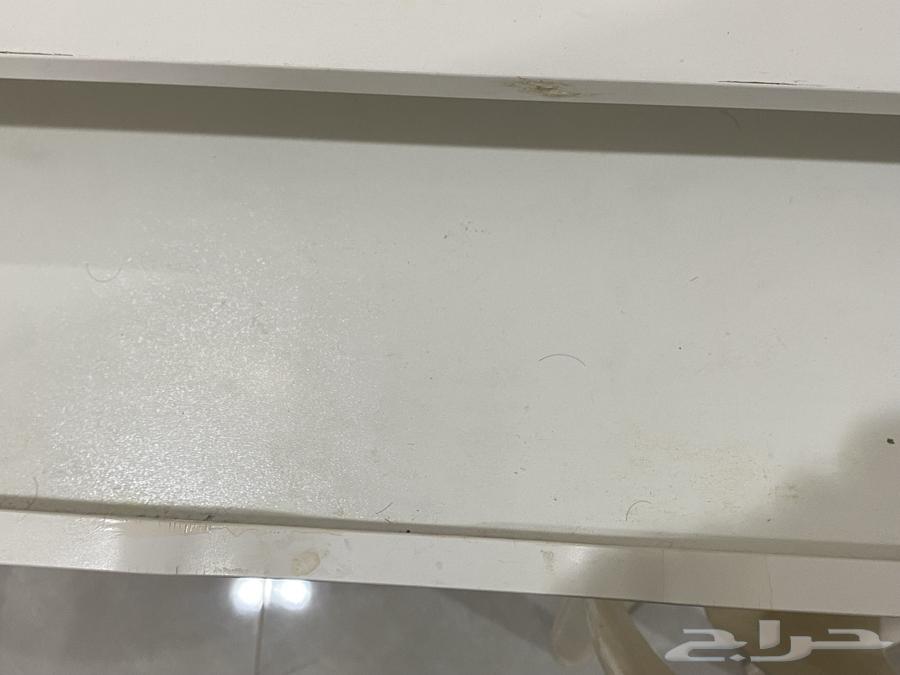 A table with a mirror, lightly used, with only one scratch.63040784067459112