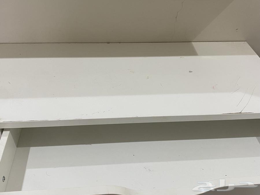 A table with a mirror, lightly used, with only one scratch.63040784067459113