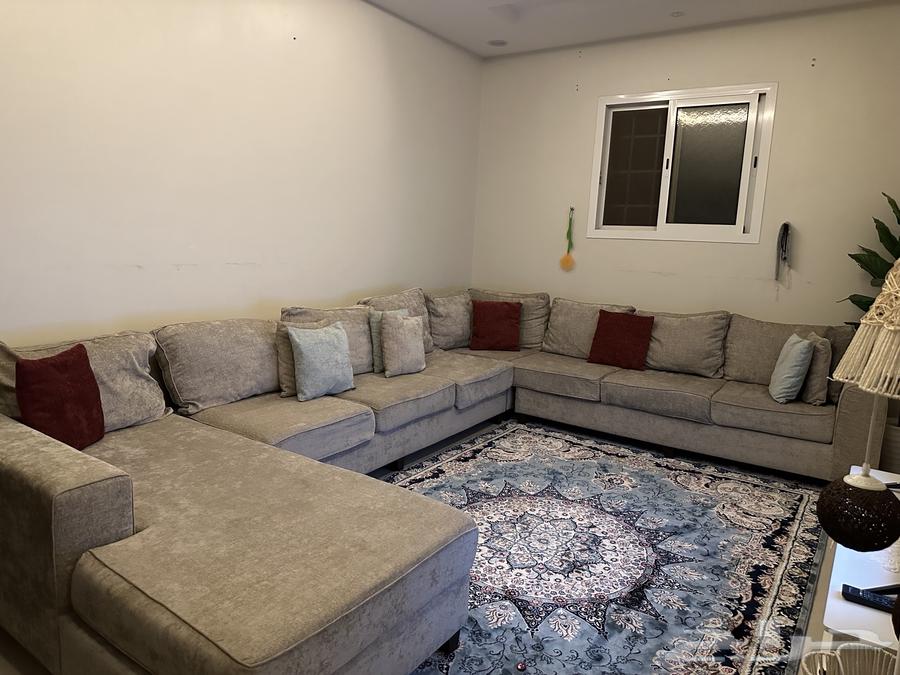 طقم كونر مع ستارة وطاولة ابيض كبيرة وثنين مربعة ب 150063439523187457112