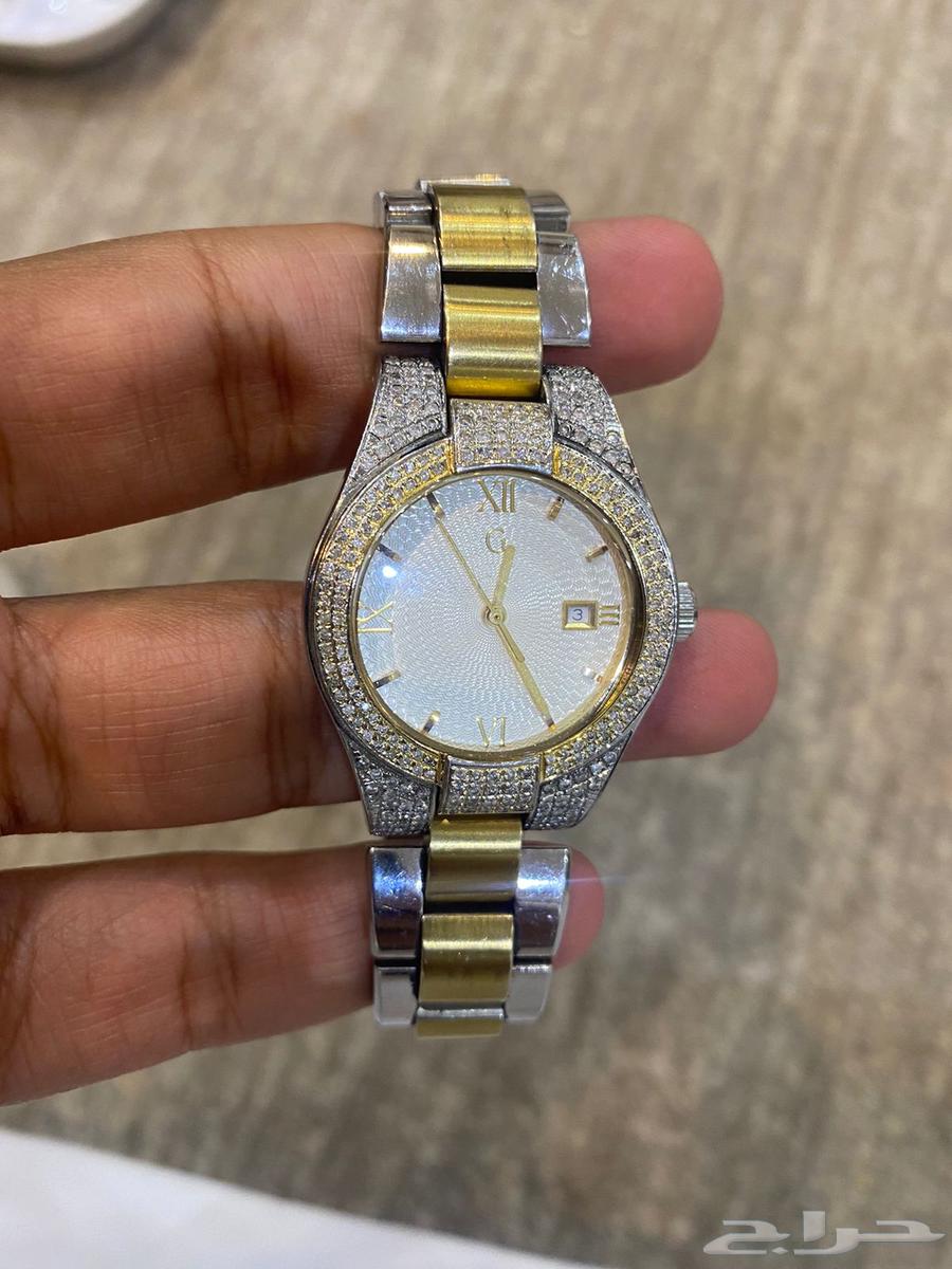 Diamond-studded watch63032515040899112