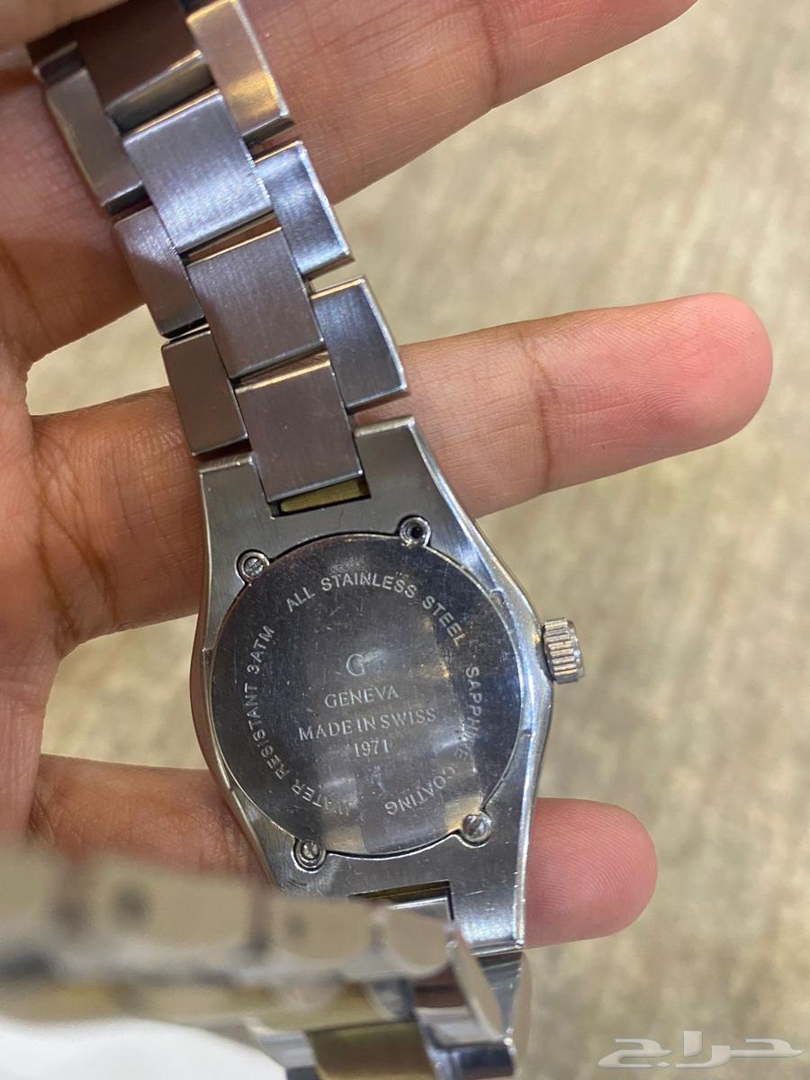 Diamond-studded watch63032515040899111