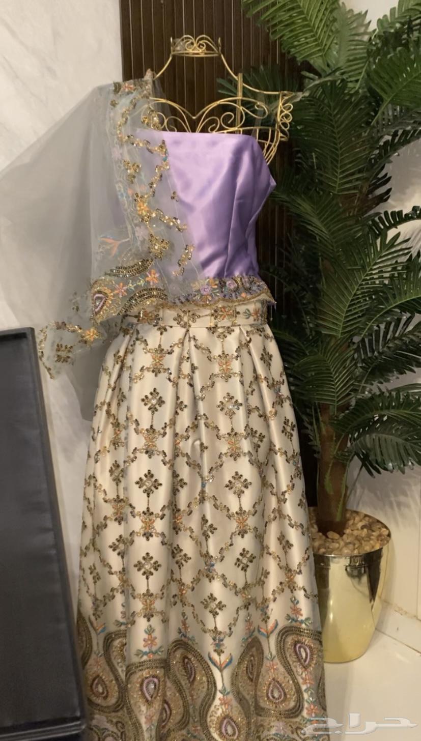 New Sari used once, the size is medium and there is an additional length that you can expand.63030741983361113
