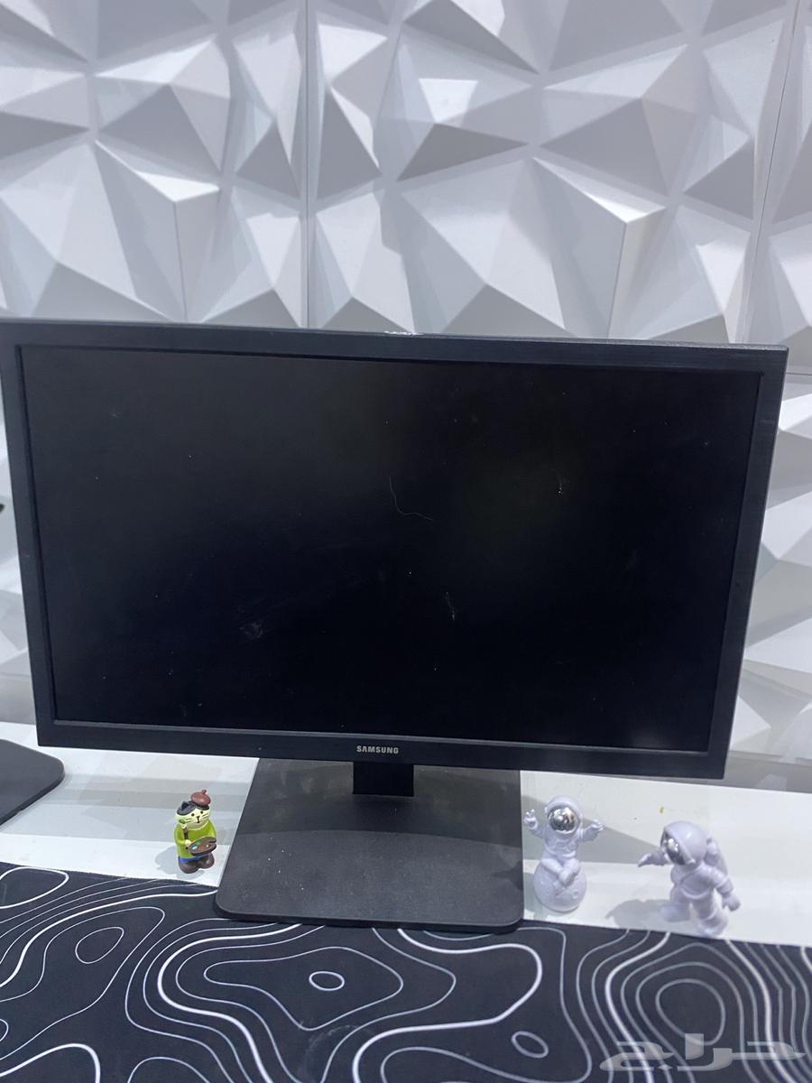 I brought a Samsung screen, a laptop, and an L-shaped table.630294381456661114