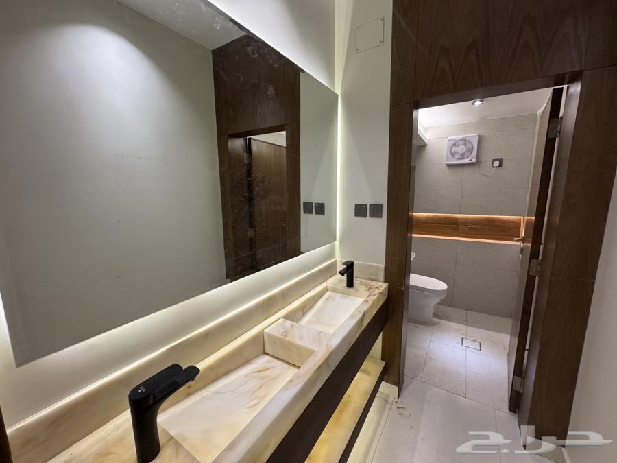 للبيع فيلا دورين وملحق في مخطط ولي العهد تشطيب vip63012954663169111