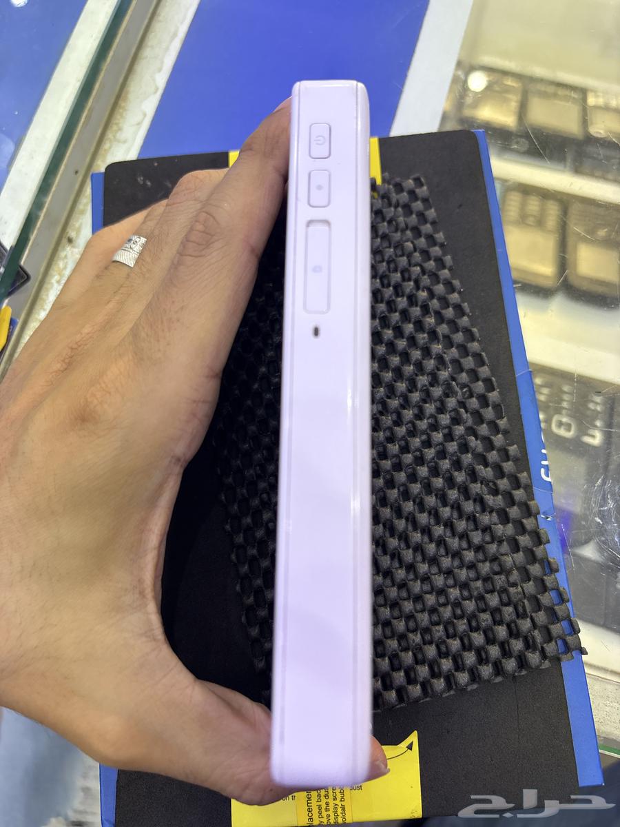 5G mobile modem with 8-hour battery life63027272278914111