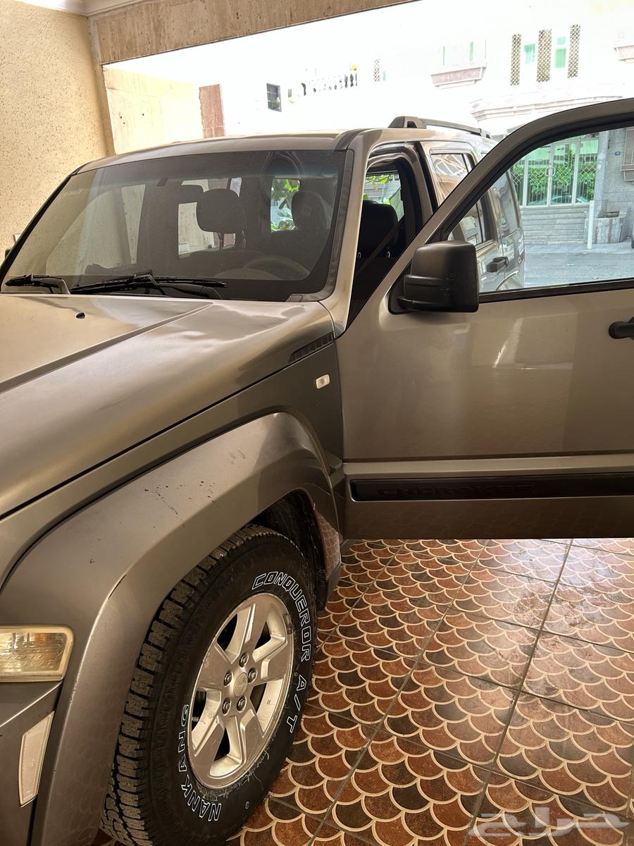 Jeep Cherokee model 2012 milage 298000 prize 2400063036036112514112