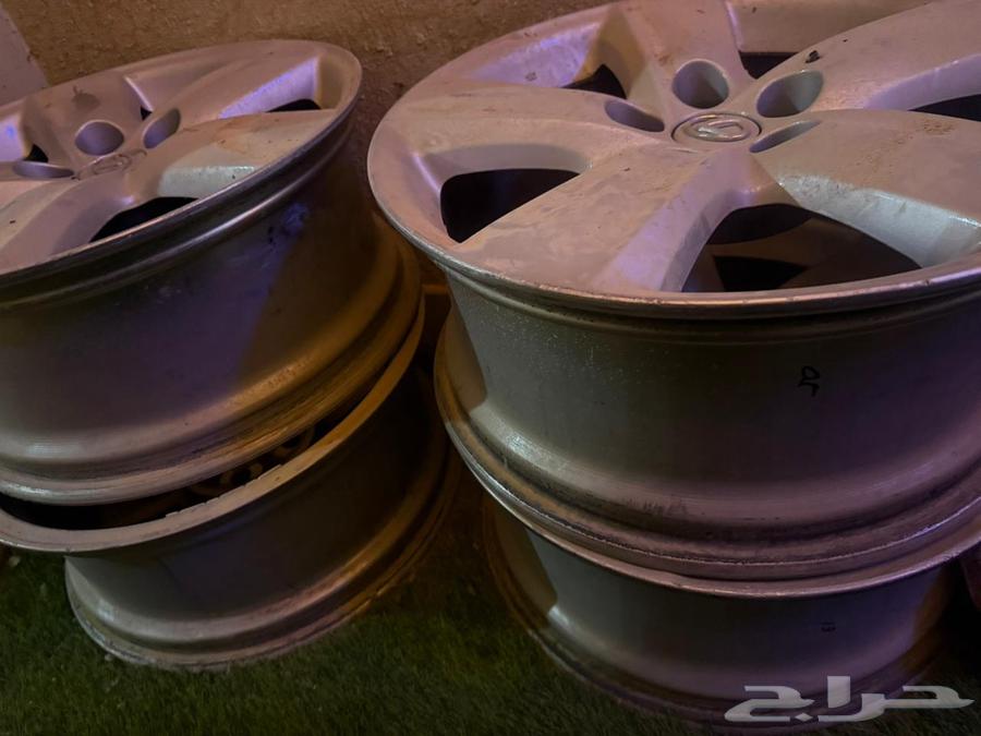 Four rims and a spare tire looking for the clean one exists63033217984769112
