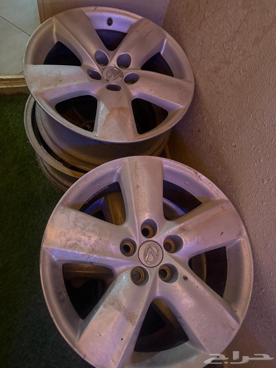 Four rims and a spare tire looking for the clean one exists63033217984769111
