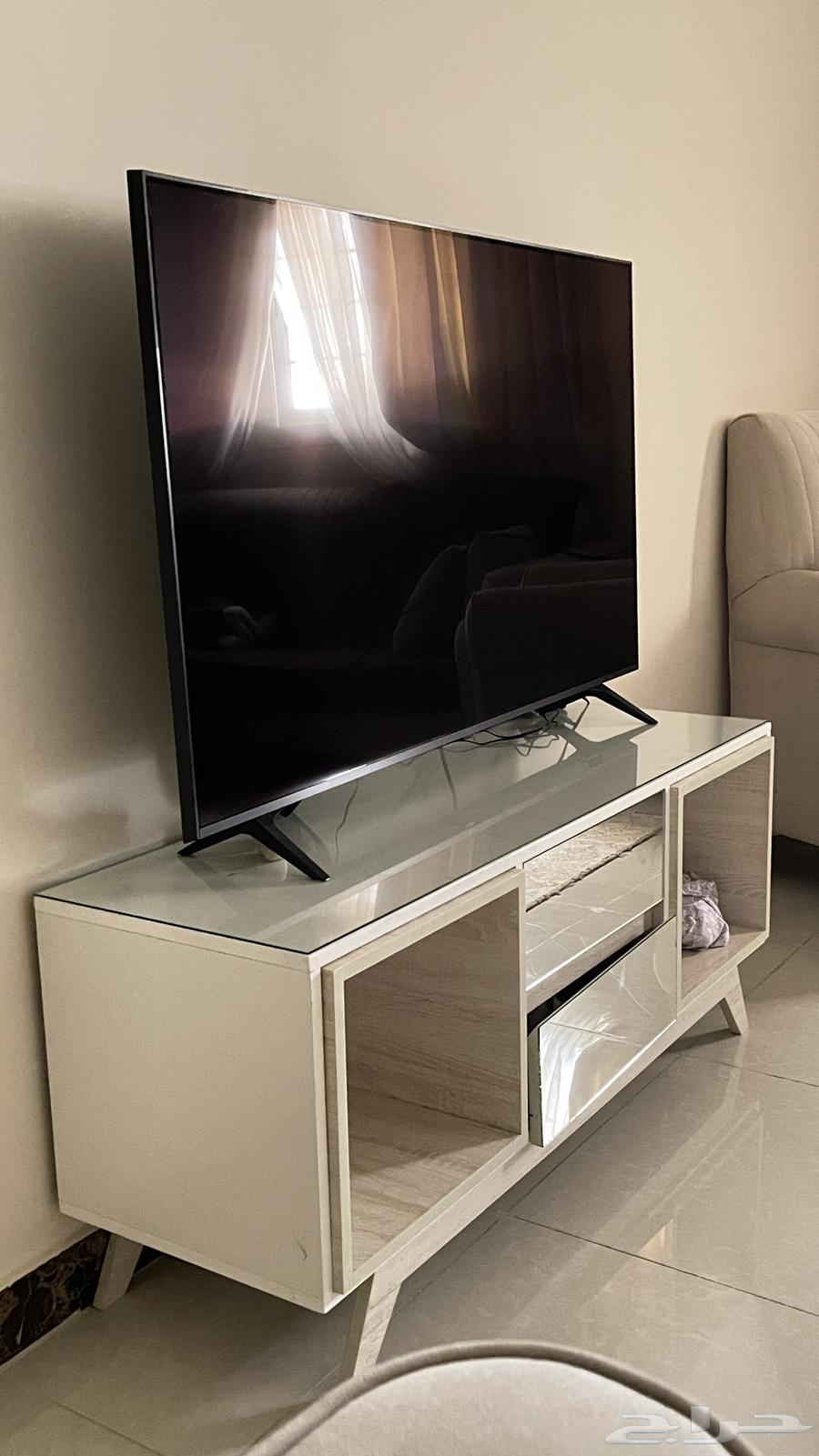 طاولة تلفزيون630202475834891124