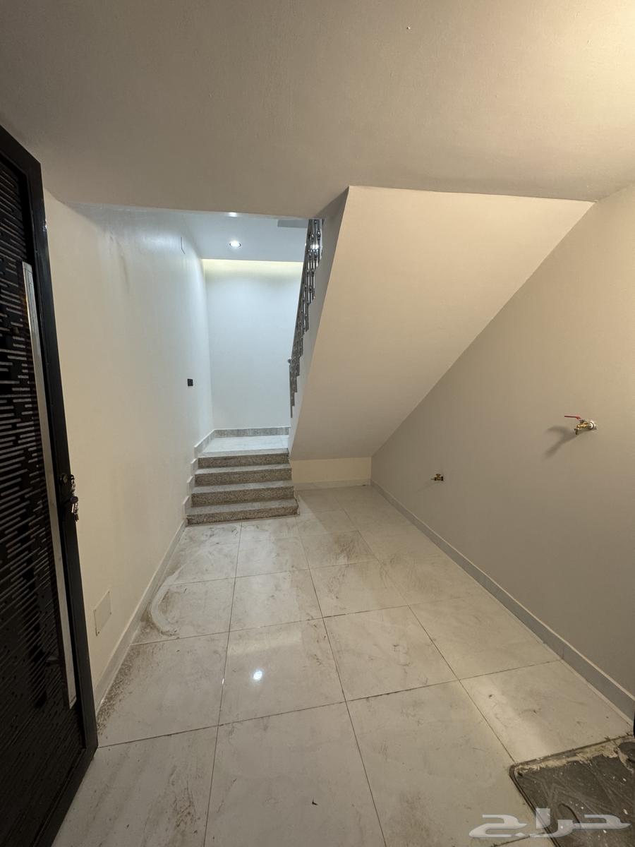 For sale: an upper floor with a rooftop on one of the roads, second floor with an independent entrance附属.63012957752706113