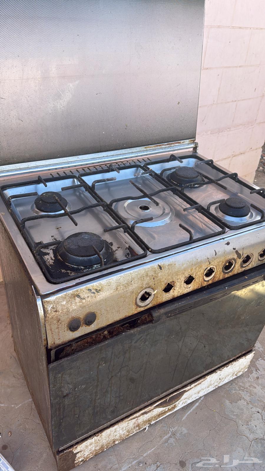 Used oven in good condition and desk in good condition63015851038851110