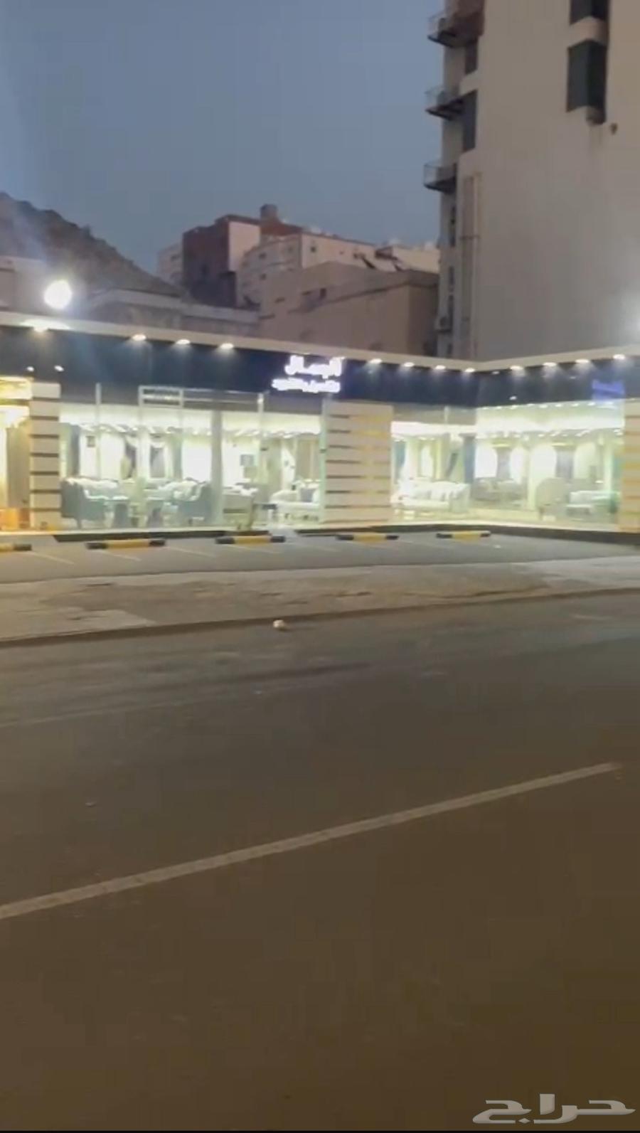 موقع محلات معارض ( للبيع أو للاستثمار طويل المدى ) شارع الحج63013392590722116