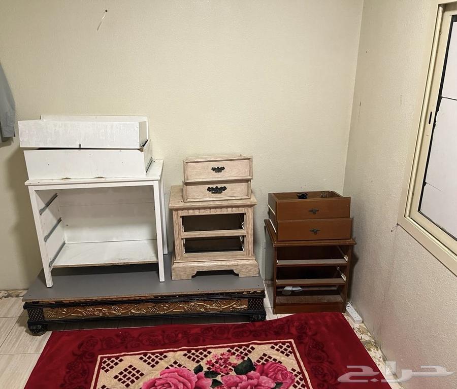 Complete wooden bedroom furniture in excellent condition, including bed, drawers and table.63015845771906111