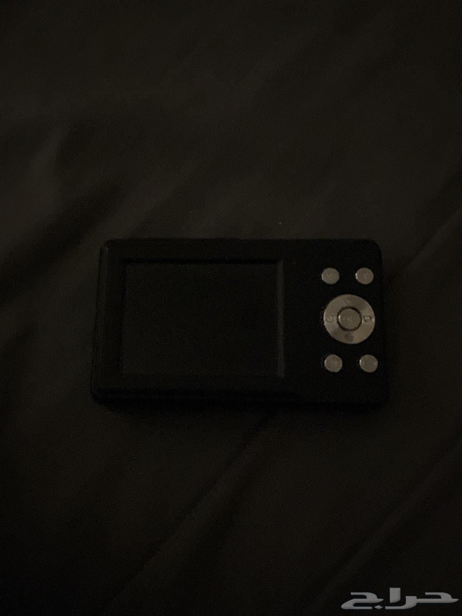 Clean camera with battery, lens and screen. It comes without memory for recording.63017561306113111