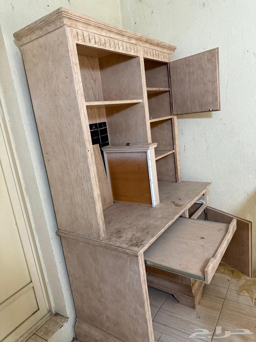 Complete wooden bedroom furniture in excellent condition, including bed, drawers and table.63015845771906113