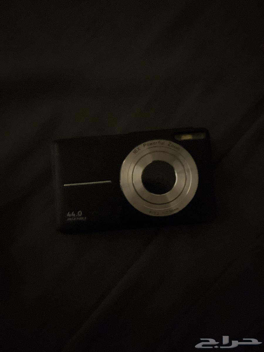 Clean camera with battery, lens and screen. It comes without memory for recording.63017561306113115