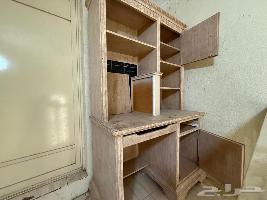 Complete wooden bedroom furniture in excellent condition, including bed, drawers and table.63015845771906112