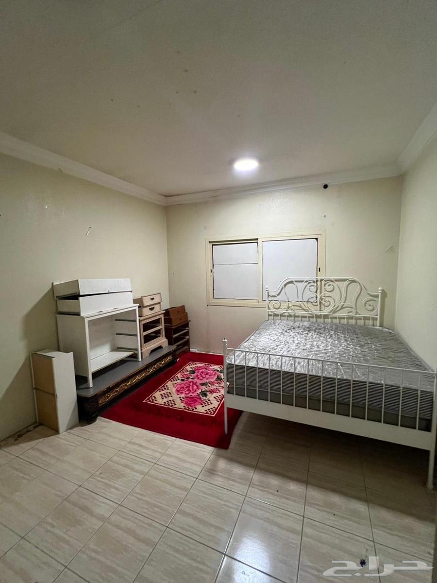 Complete wooden bedroom furniture in excellent condition, including bed, drawers and table.630158457719061128