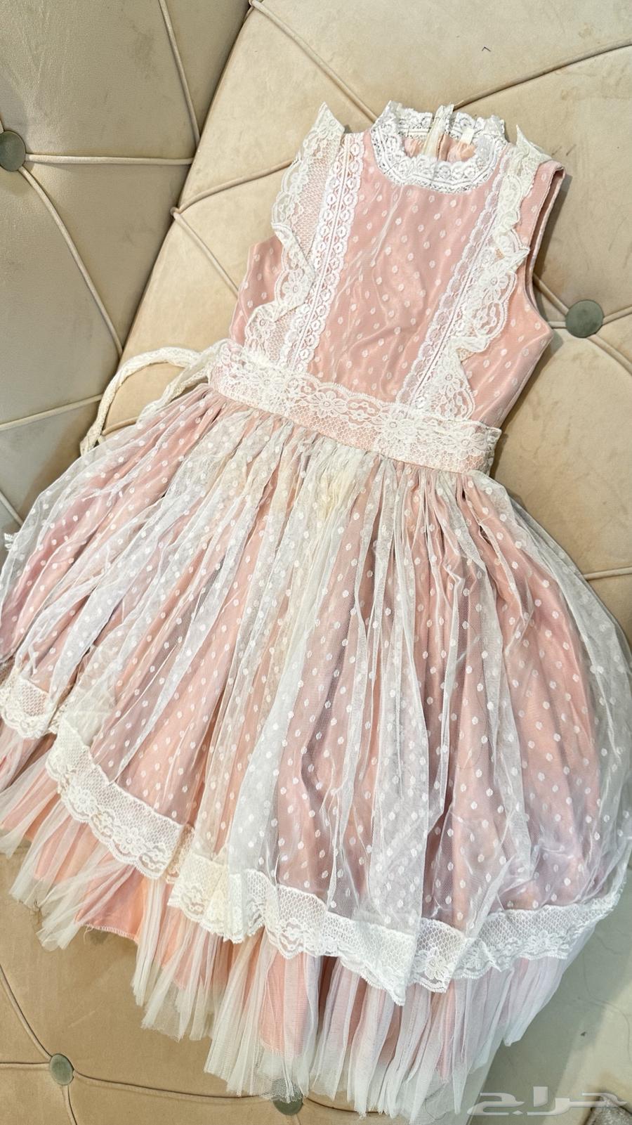 The girls' dresses are very beautiful, almost new and very clean at a reduced price63419956376707111