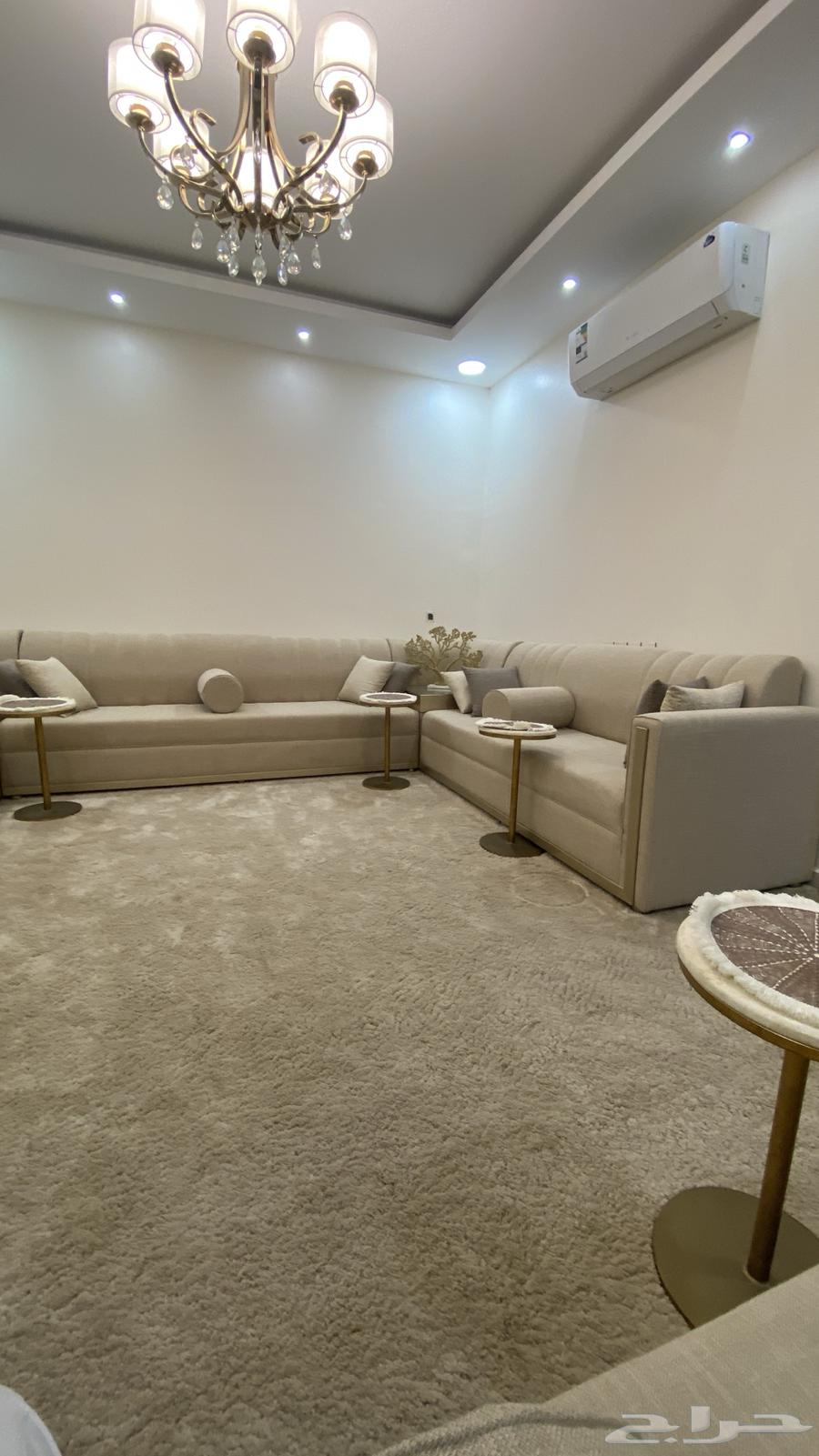 كنب مجالس نظيف مقاس 4 5 تقريبا  مع فرش وطاولات خدمة63033596920705111