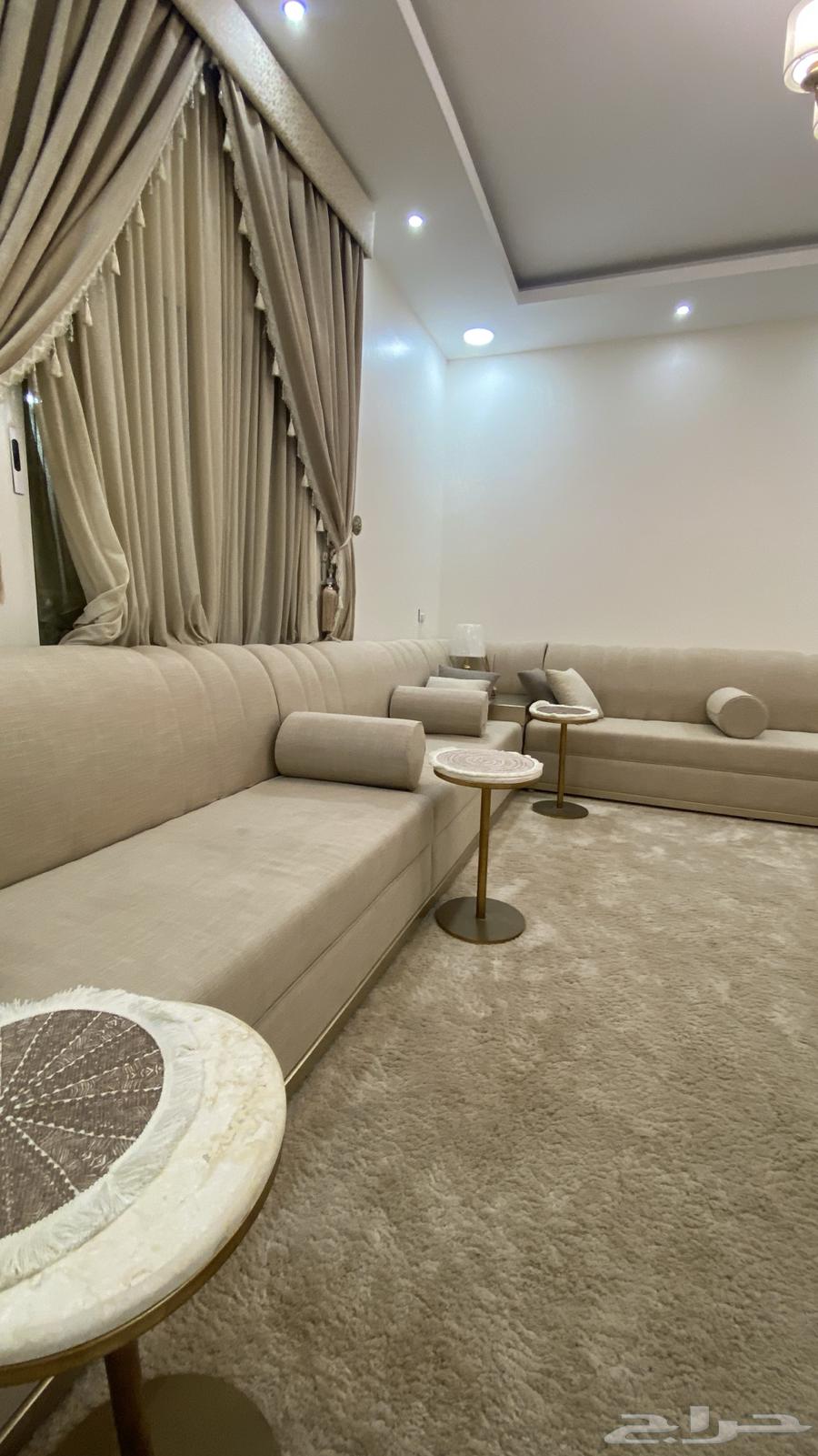 كنب مجالس نظيف مقاس 4 5 تقريبا  مع فرش وطاولات خدمة63033596920705112