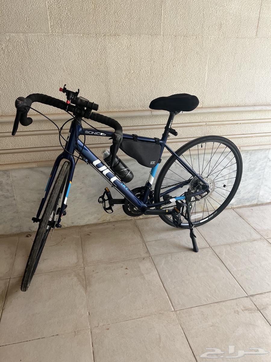 A semi-new road bicycle with all its accessories63411780400385111