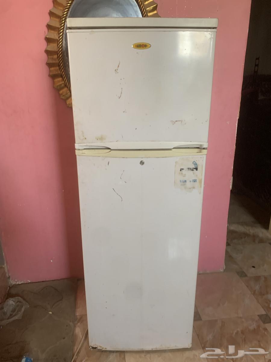 A clean fridge, the freezer has ice.63420817931523115