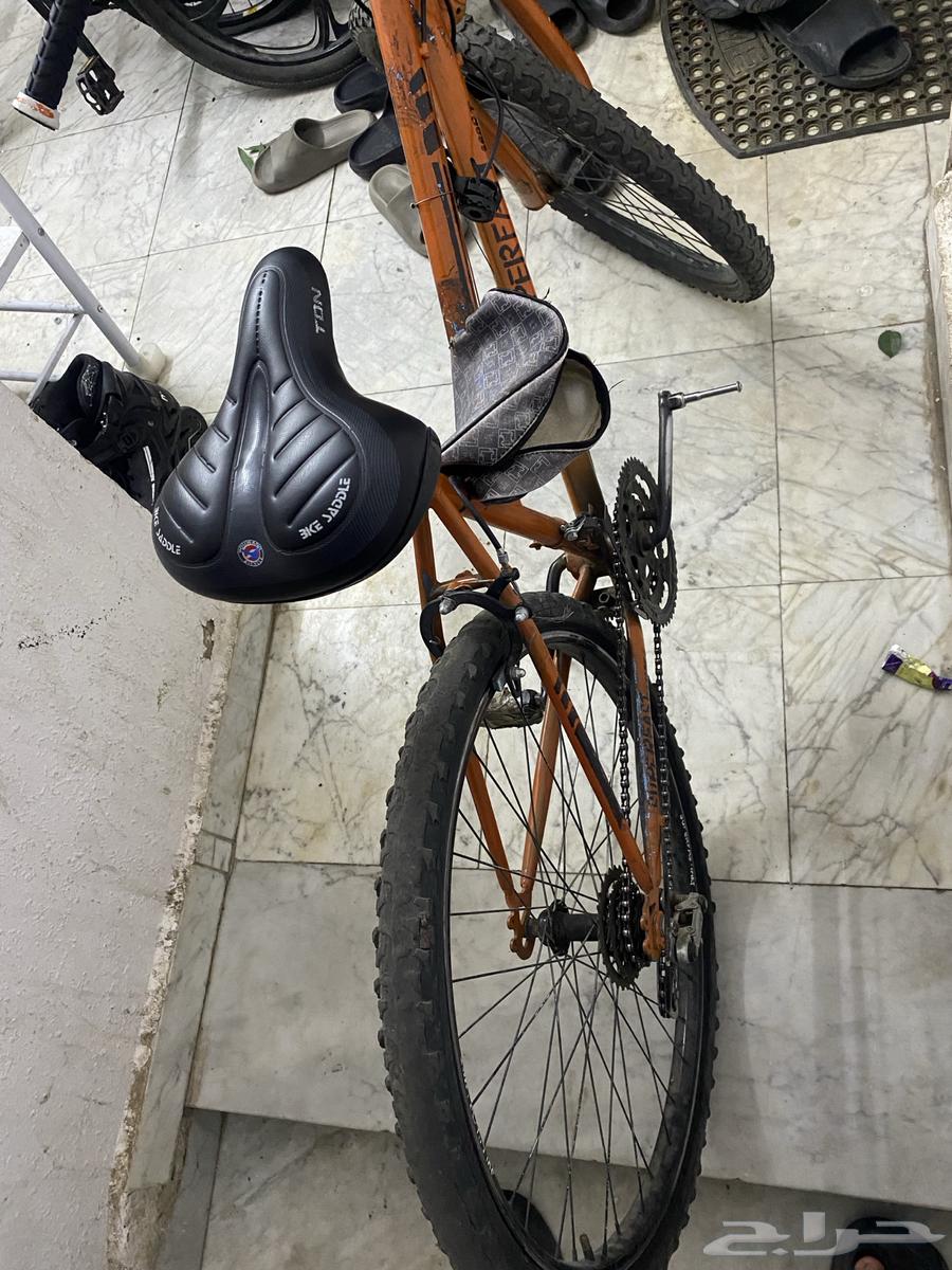 A sports bike63420433242498112