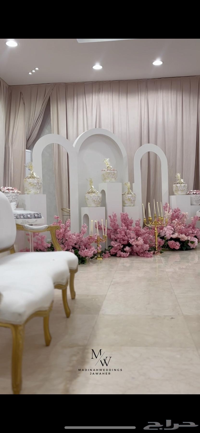 For sale, a reception set including 7 tables and 8 serving trays.63420490885890111