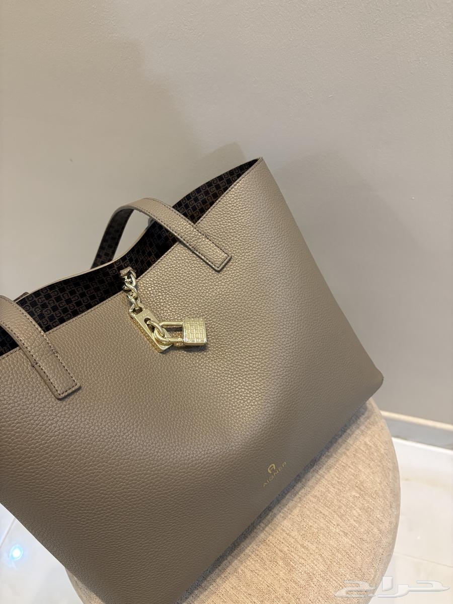 للبيع شنطة ماركة AIGNER أصلية وجديدة63419056855682113