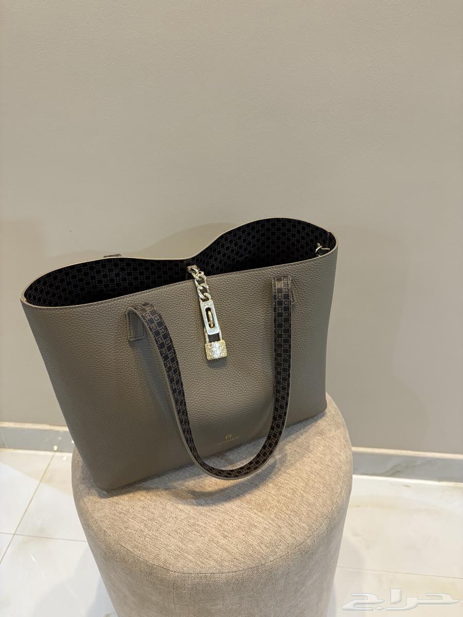 للبيع شنطة ماركة AIGNER أصلية وجديدة63419056855682114