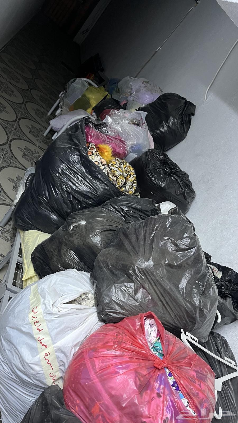 ملابس نسائية ما يقارب ال1500 قطعة للبيع بالجملة63408387824642114