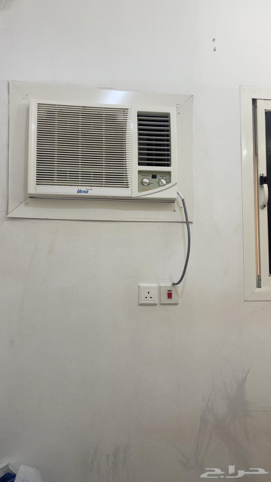 Table, feeder, and air conditioner63399659563521111