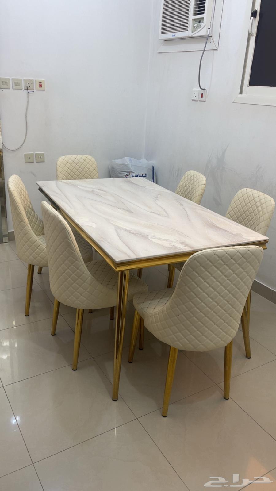 Table, feeder, and air conditioner633996595635211125