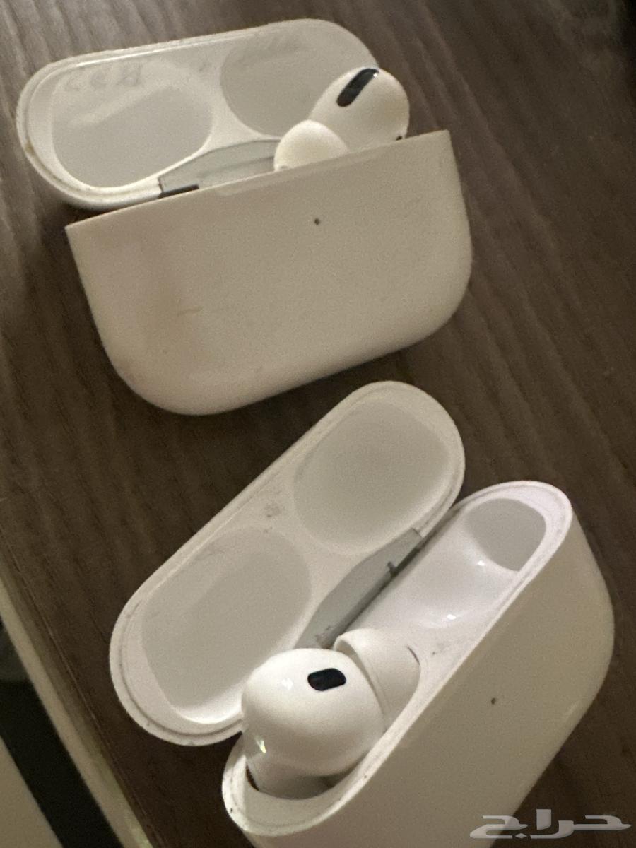 AirPods headphones with the case, one right and one left63613448489473111