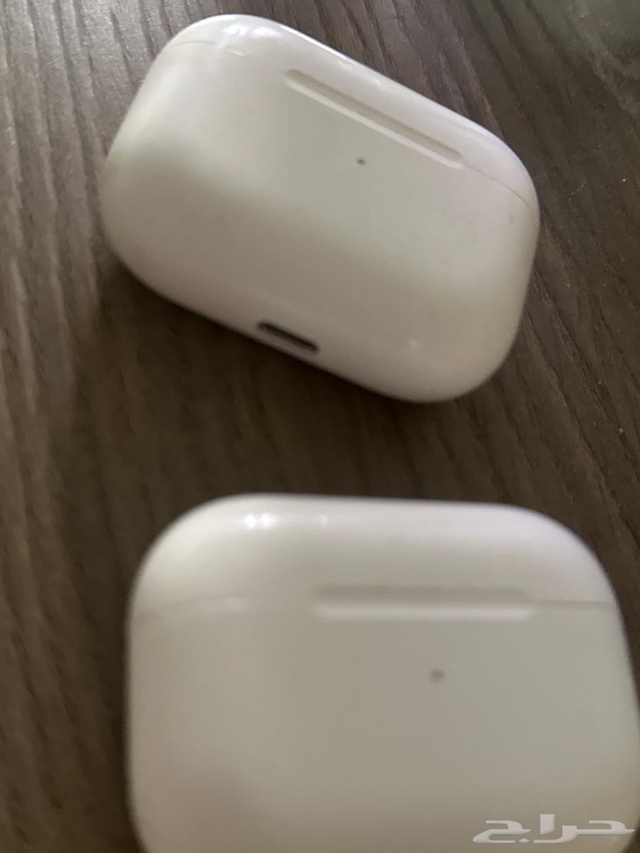 AirPods headphones with the case, one right and one left636134484894731118