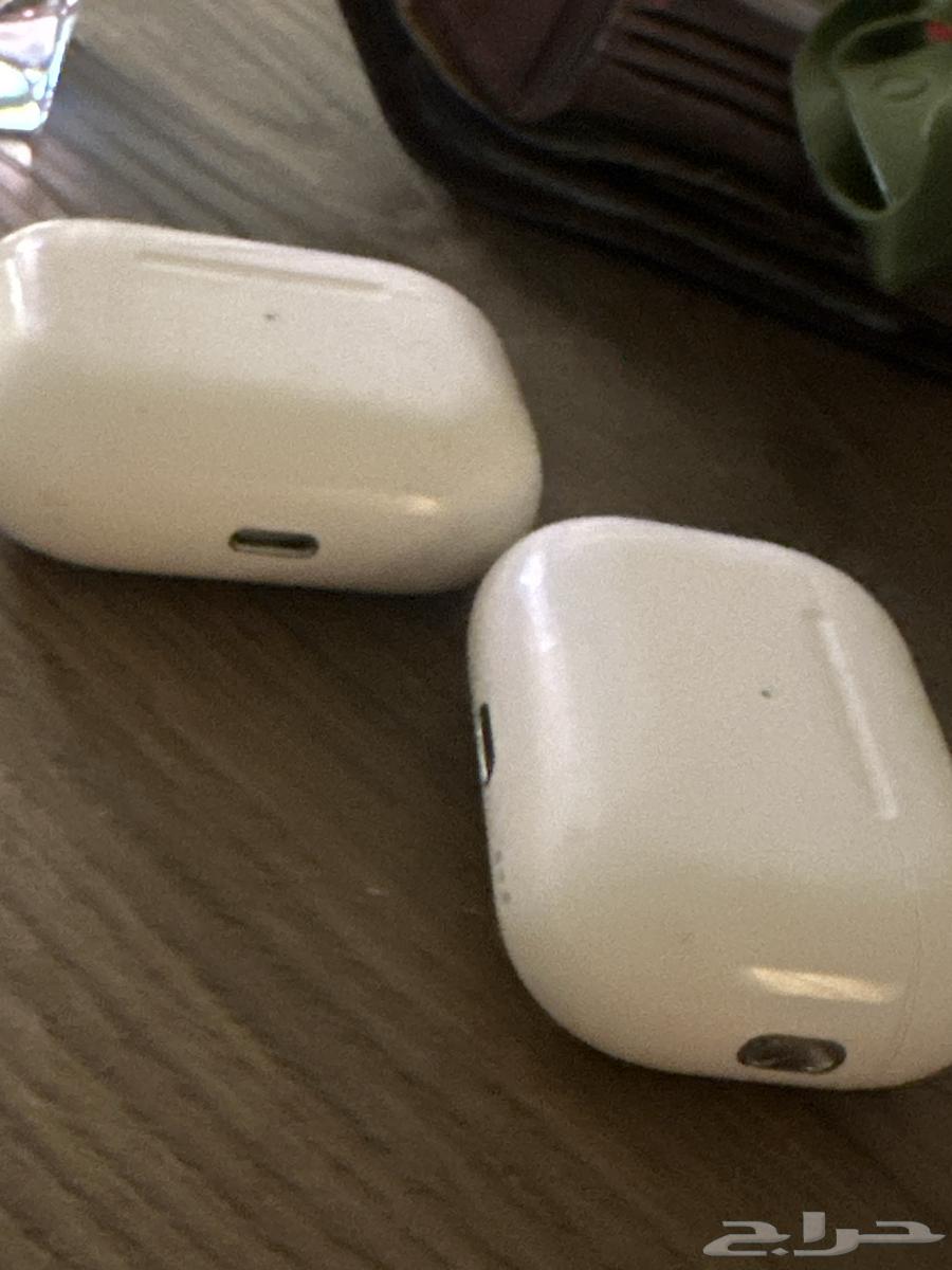 AirPods headphones with the case, one right and one left63613448489473112