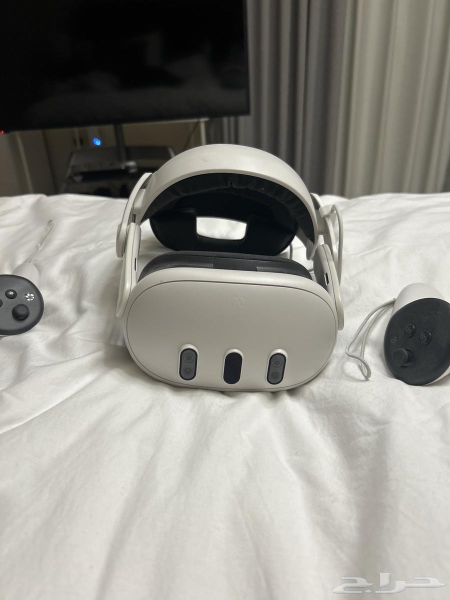 New Meta Quest 3 VR headset for sale, never used, comes with base and power adapter.63378694858755112