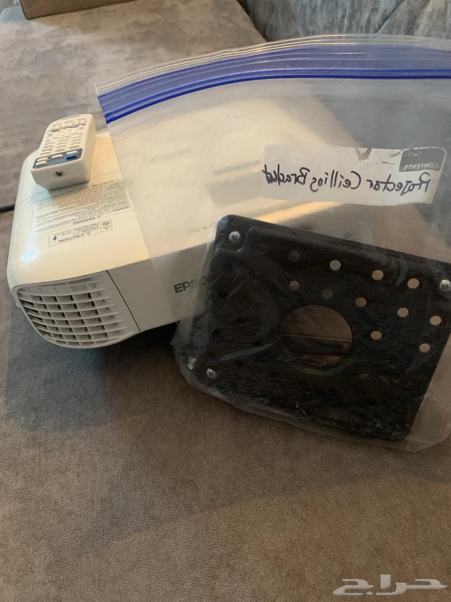 EPSON projector. 3800 lumens63376473547523112