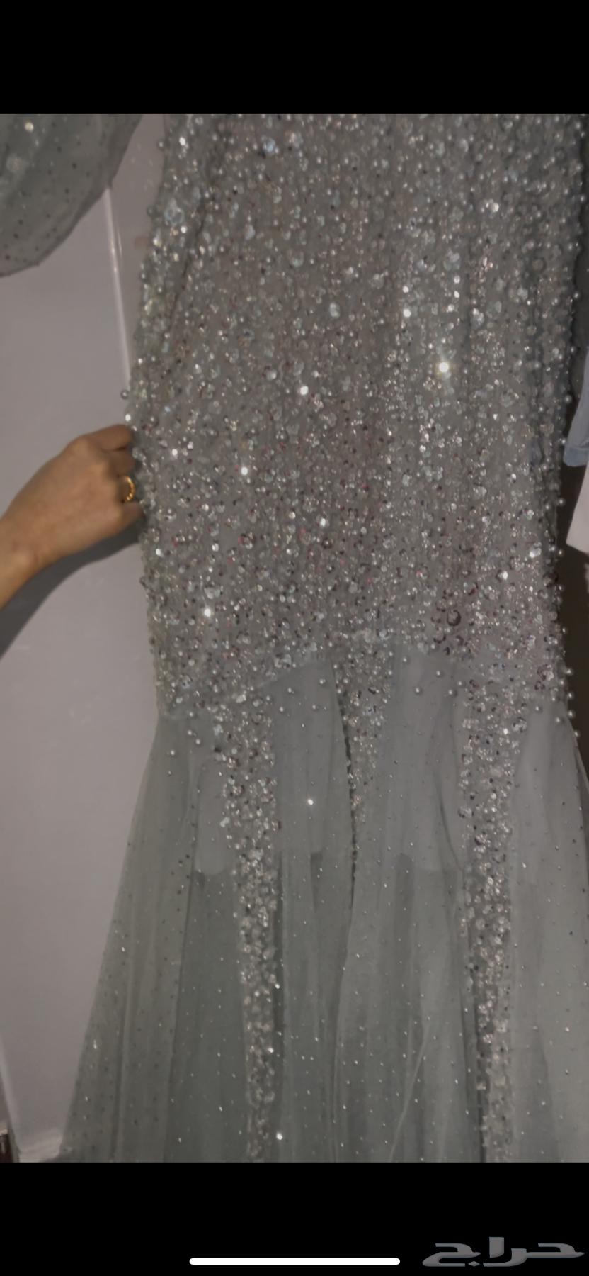A very beautiful and luxurious evening dress63377552338049111