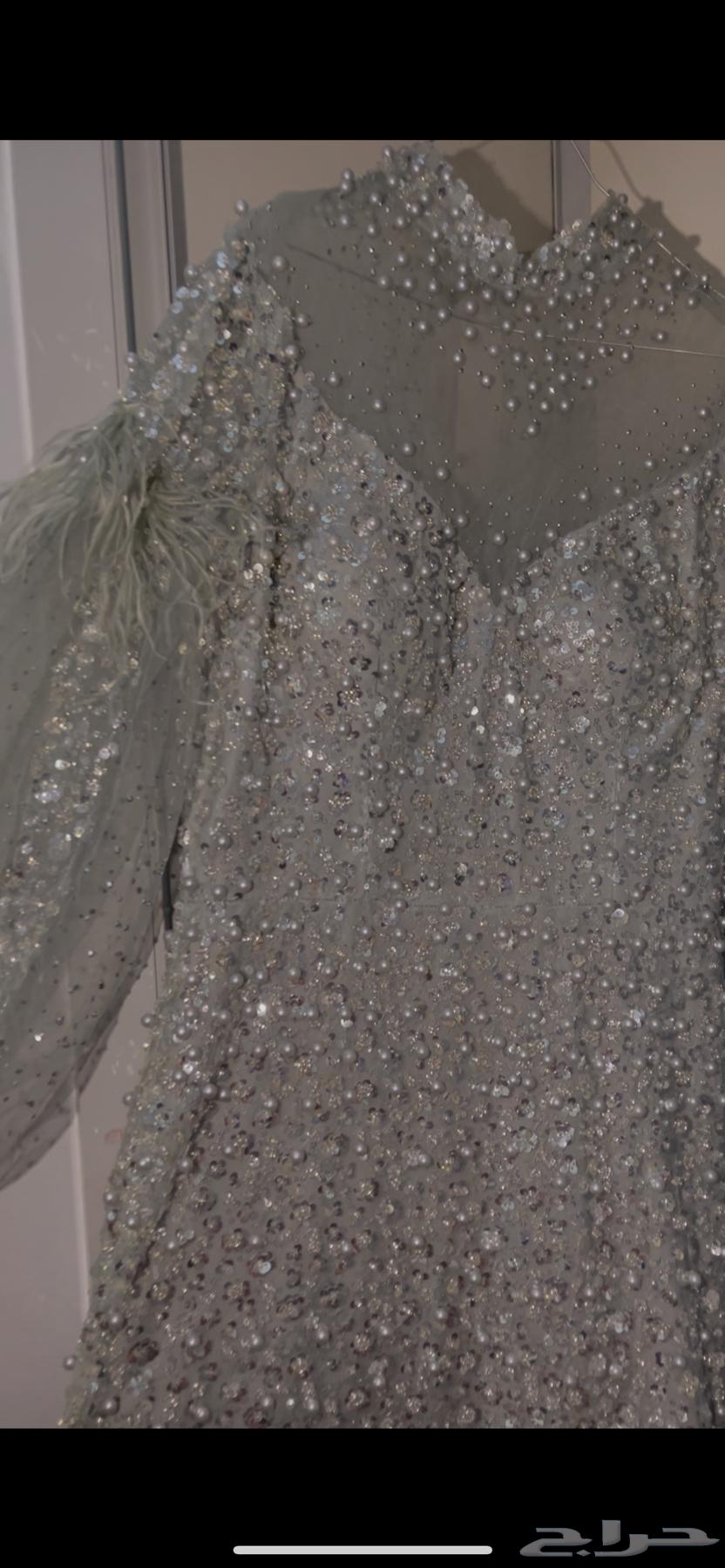 A very beautiful and luxurious evening dress63377552338049112