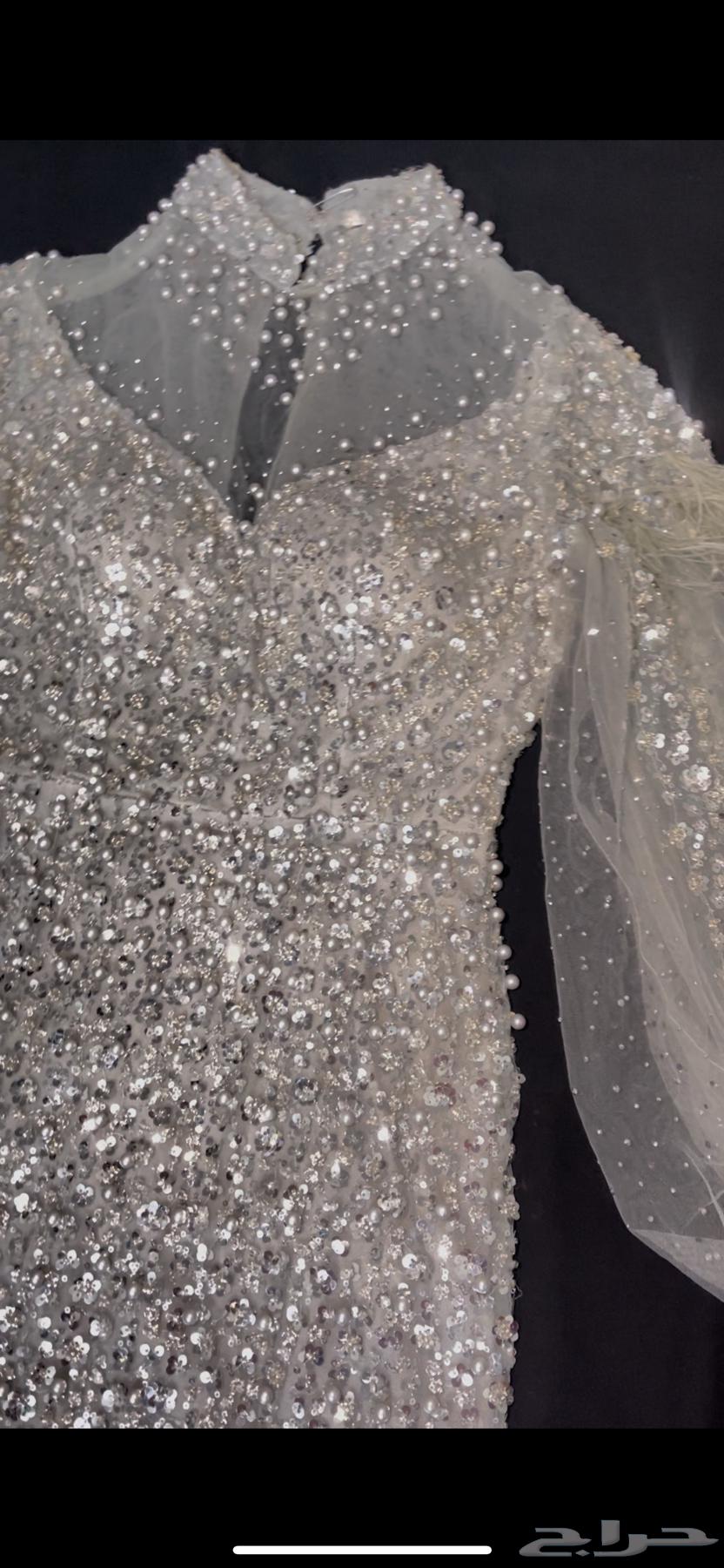 A very beautiful and luxurious evening dress63377552338049110