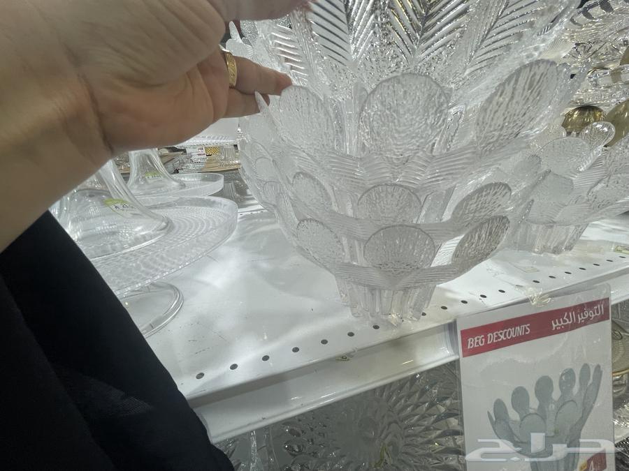 اغراض و كنب سغير و اواني للبيع small couch and plates63613726585602111