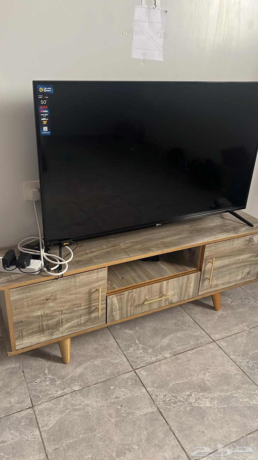 Table. TV. Carpet. New clothes hanger. Reason for sale: sudden relocation.63415733063170113