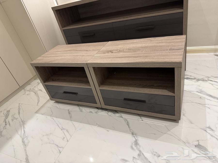 A staircase with two side tables63421706904321111