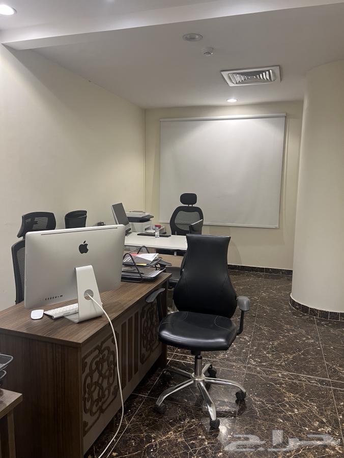 A desk overlooking the Kingdom Tower and Al Faisaliah63362815386370112